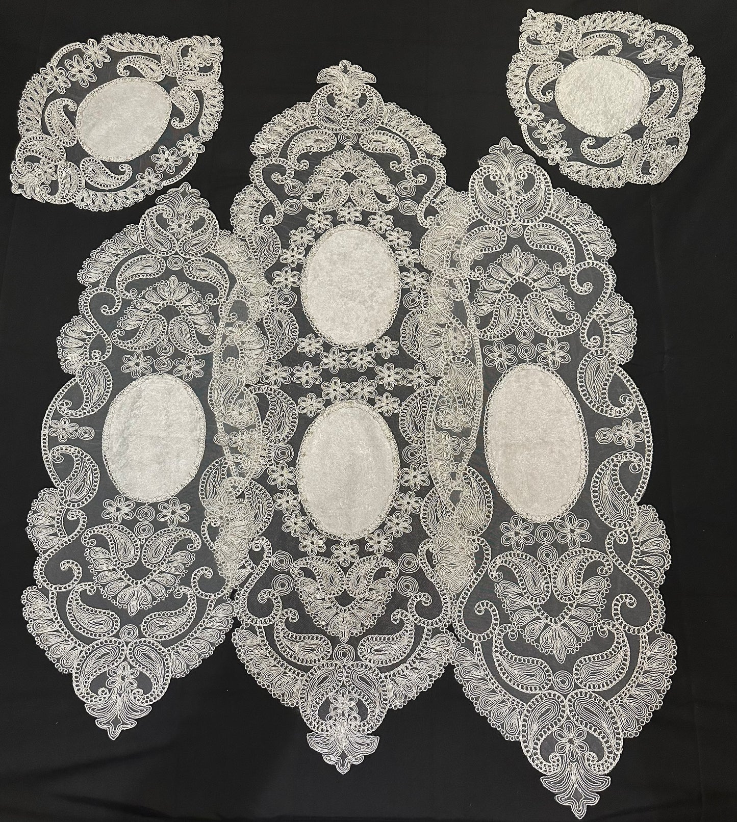 5pc Doilies 102