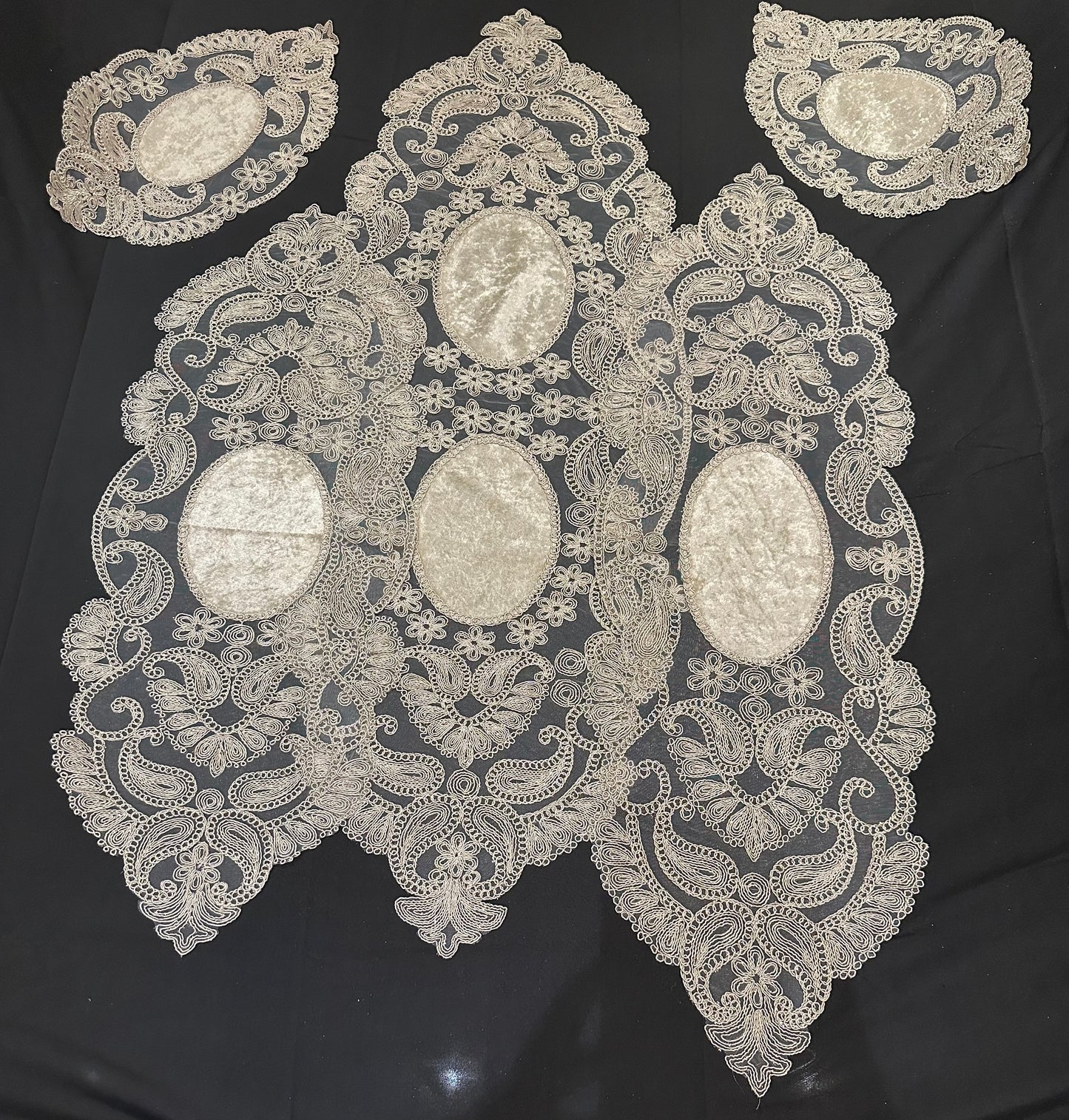 5pc Doilies 102