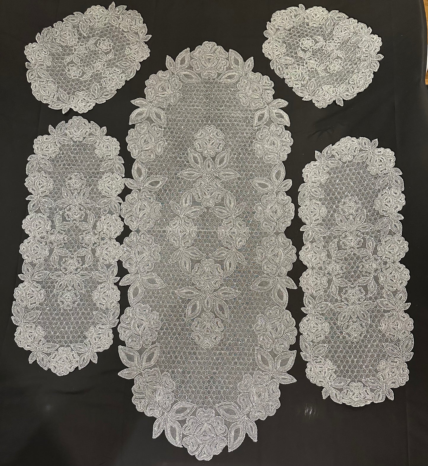 5pc Doilies 444