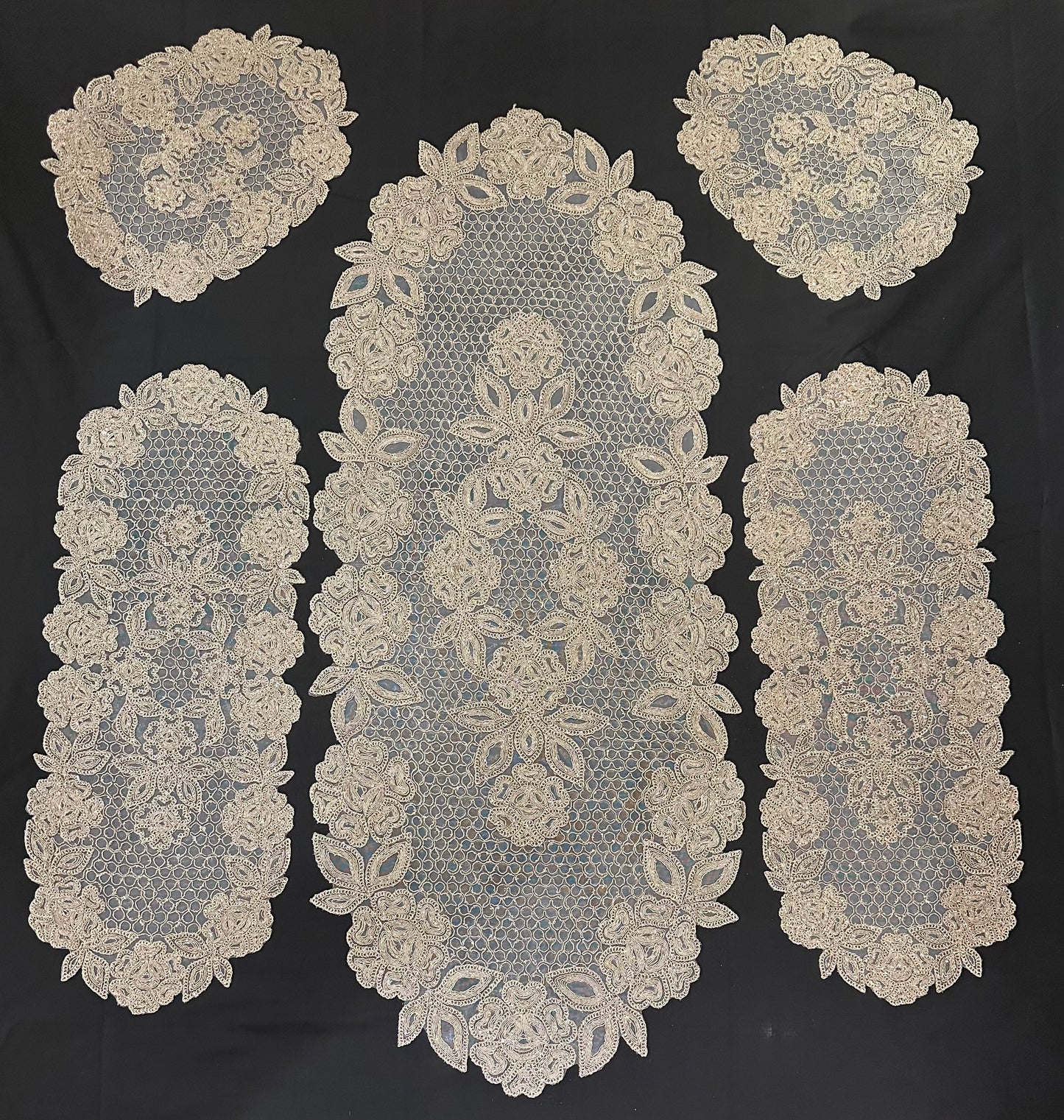 5pc Doilies 444